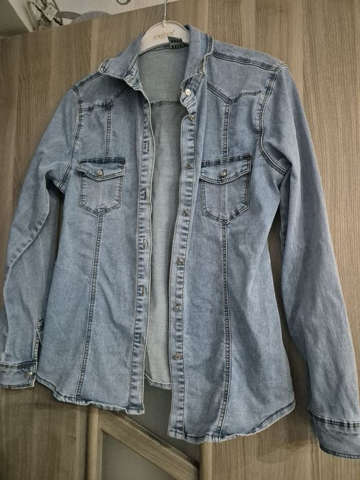 Cămașă blugii. Mărimea L preț 100 roni