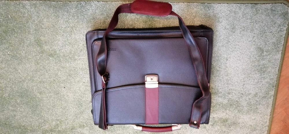 Laptop Geanta maron brun nefolosita,materiale calitate,oferta CRACIUN.