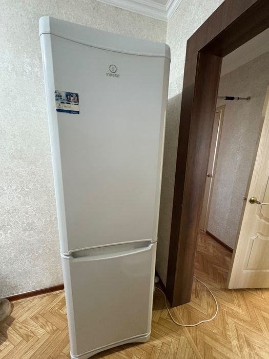 Продам холодильник.     .