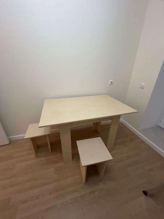 Продам кухонный стол с 3 стульями