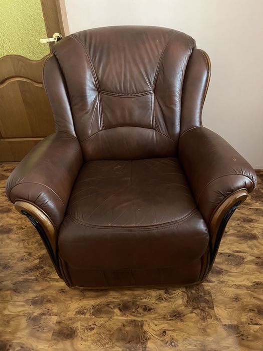 Кожаный диван в комплекте