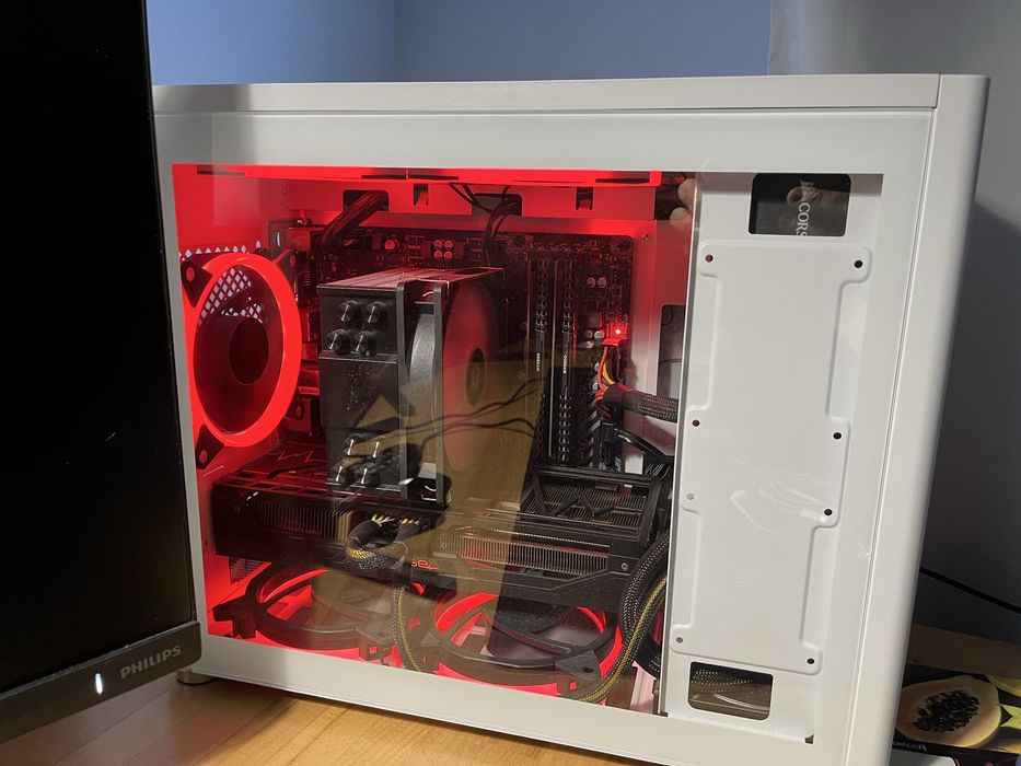 Sistem Ryzen 5 cu Vega 56 si 2 monitoare de gaming.