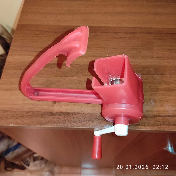 ГОЛЯМ кухненски ЛОТ-тенджера,затварачка,лъжици,чаши супер евтино!