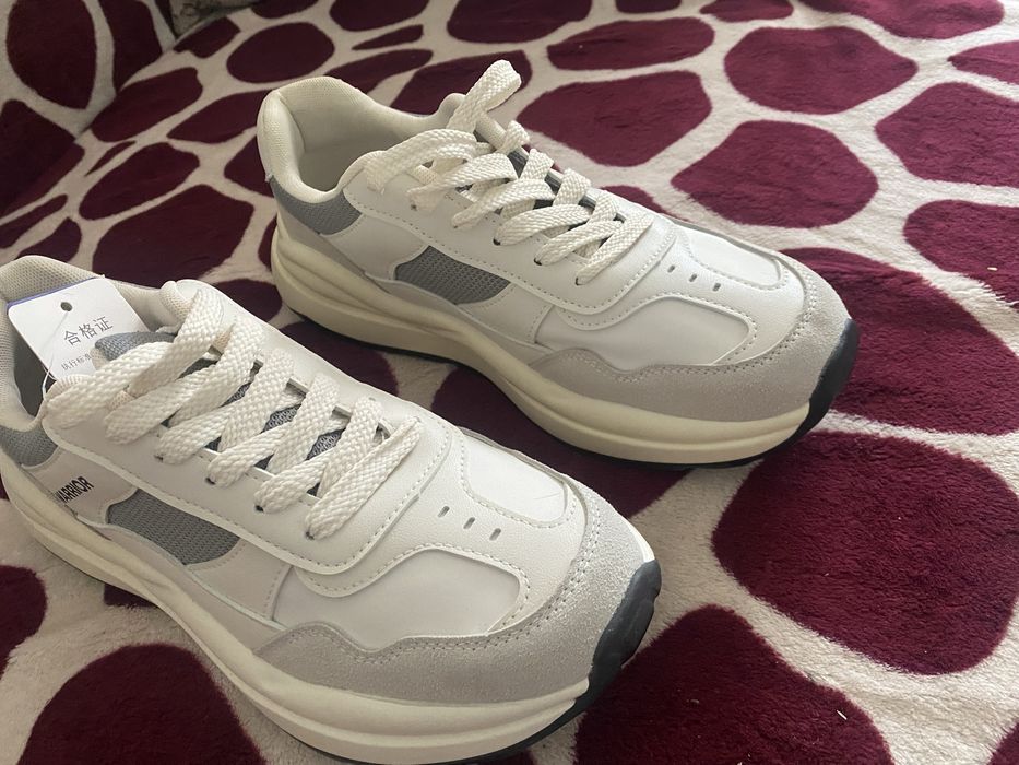 Новые кроссовки .