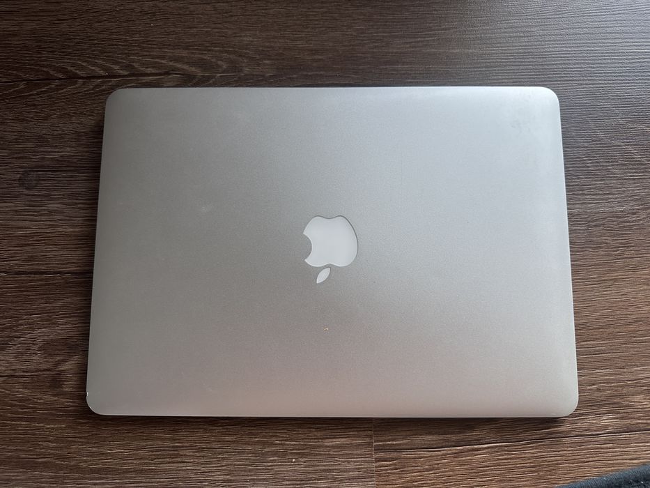 Macbook Air 2017 13” , 8gb RAM , SSD128gb, i5