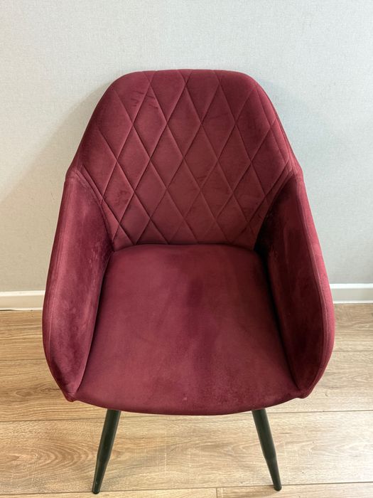 Велюровое кресло цвета бургуни