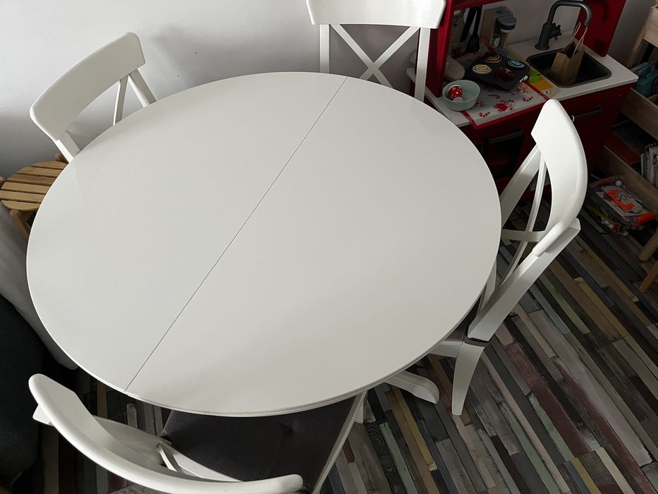 Masă + 4 scaune, alb/alb, 110/155 cm, ROSENTORP IKEA  + 4 perne gri JUSTINA