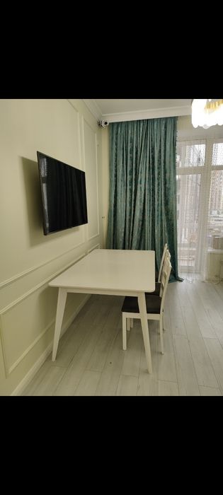 Продам стол массив белый