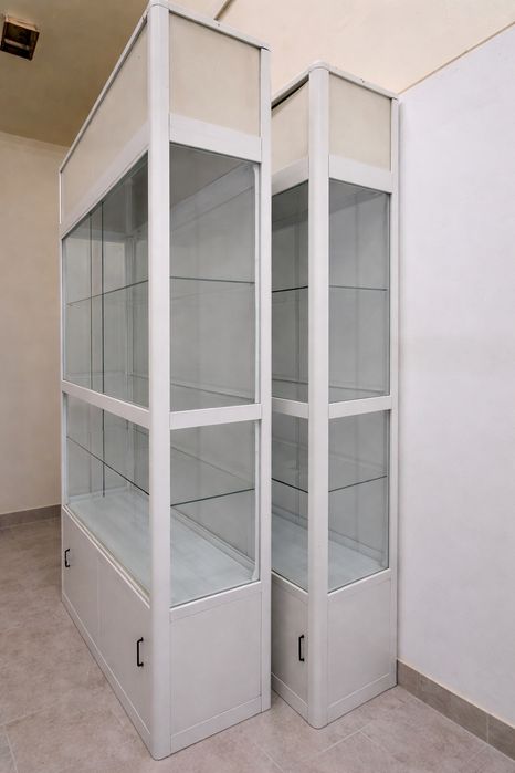 Продавам 2 броя стъклени витрини