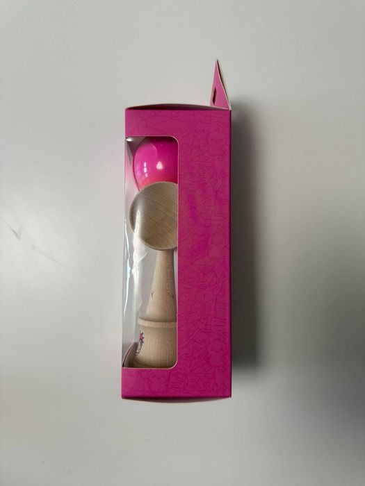 Kendama Bisoi roz nouă în cutie originală