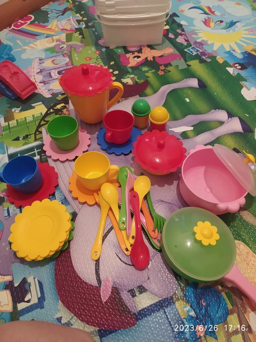 Детская игрушка кухня.