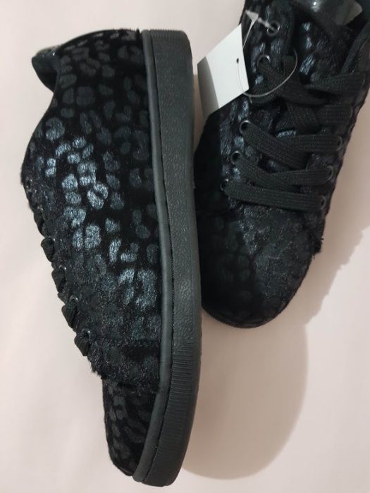 Sneakersi negri,marimea 39,noi