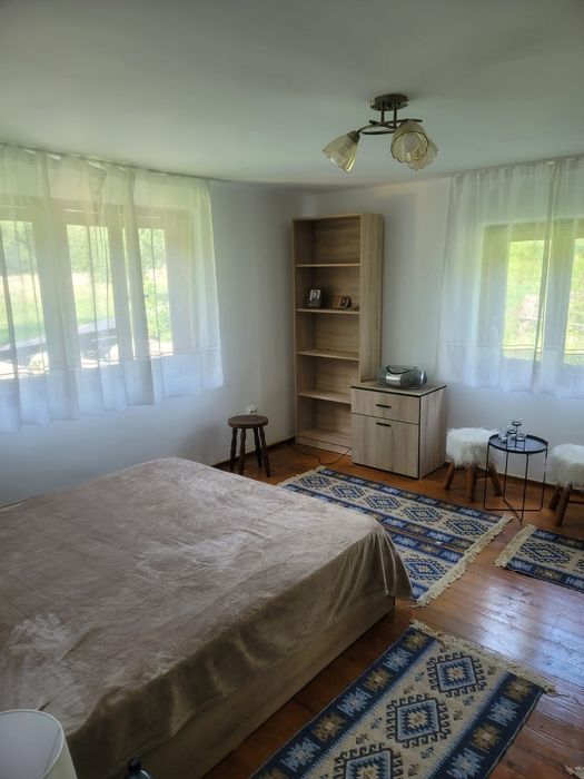 Vand Casa la tara cu 5 Ha teren in jud Hunedoara