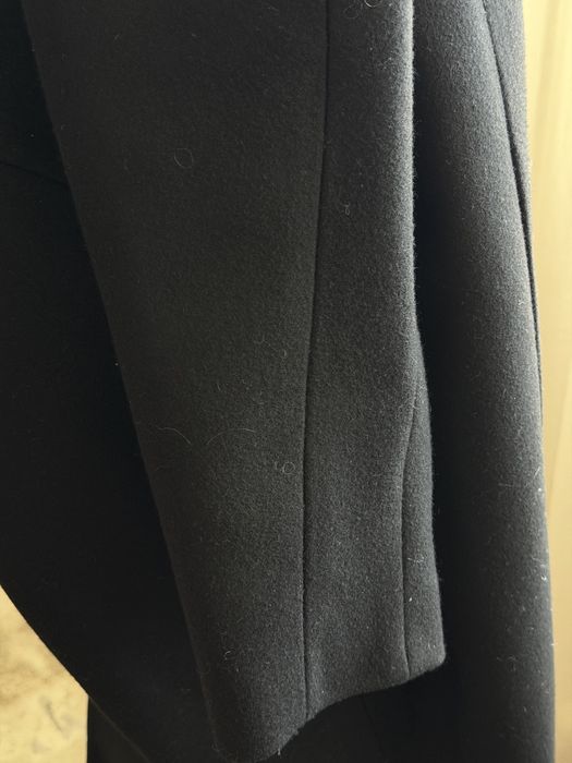 Пальто с круглыми рукавами.