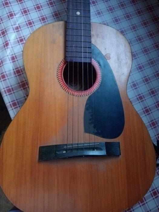 Продам акустическую гитару