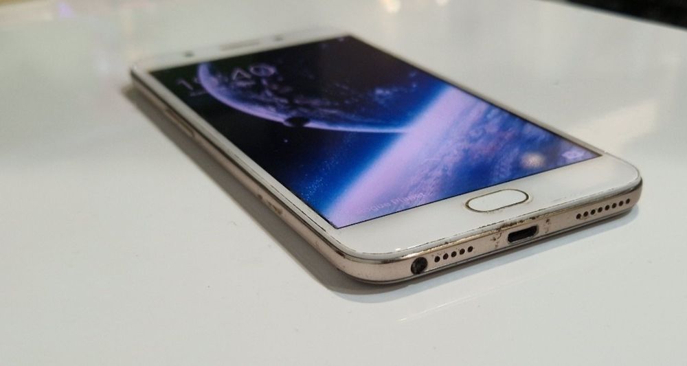 Telefon Oppo cu touchscreen
