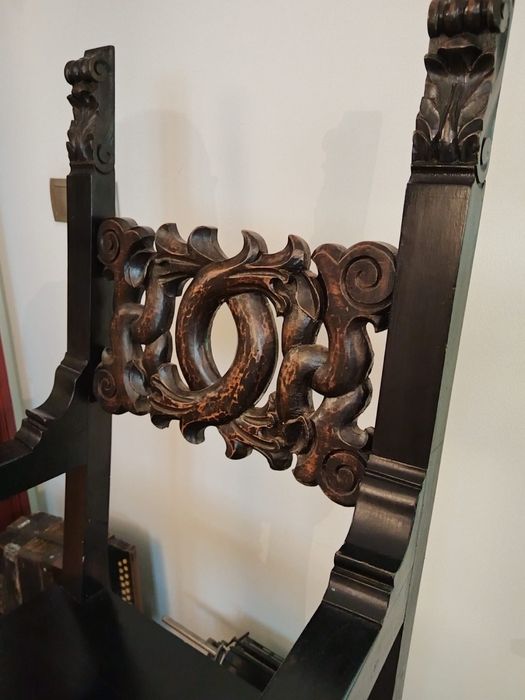 Jilț, tron, scaun de lemn, masiv si elegant