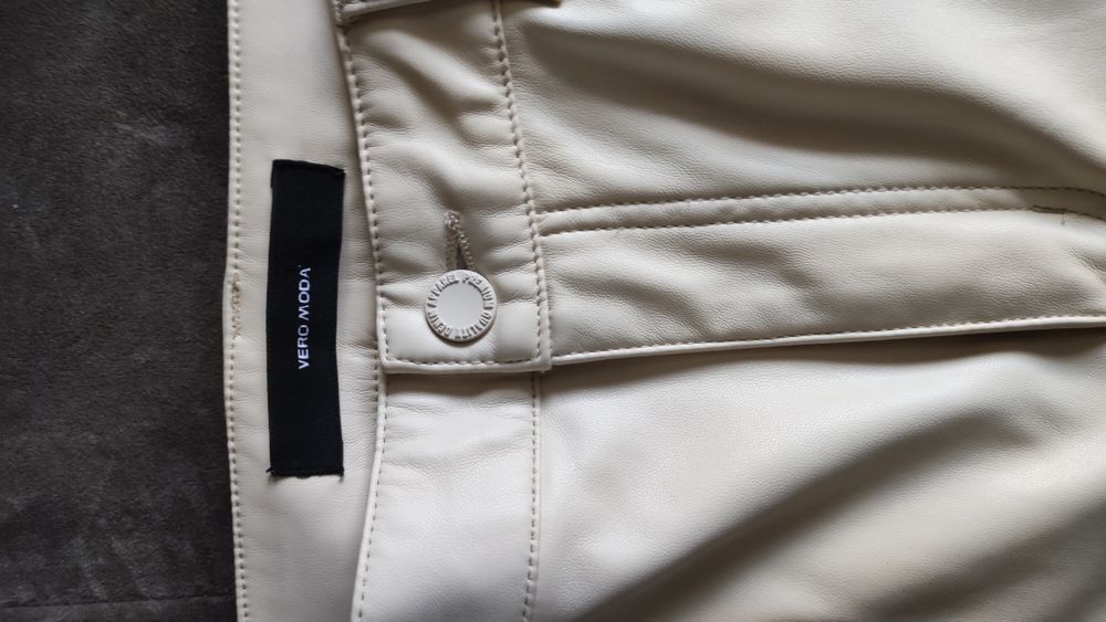 Дамски дънки и кожен панталон