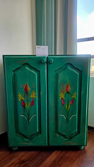 Ръчно боядисани дървени мебели, от Чам