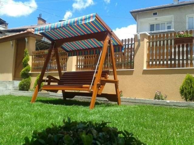 Градинска люлка от дърво