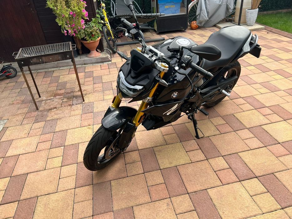 Motocicletă G 310R ușor avariat