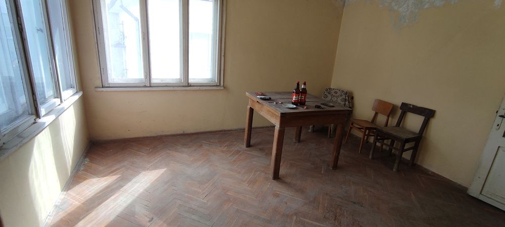 Етаж от къща в непосредствена близост до центъра на гр. Шумен