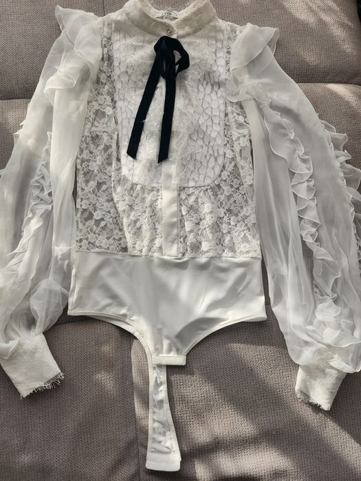 Риза бяла с черна панделка Avin без забележки