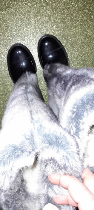 Нови  ботуши черни и прекрасен елек