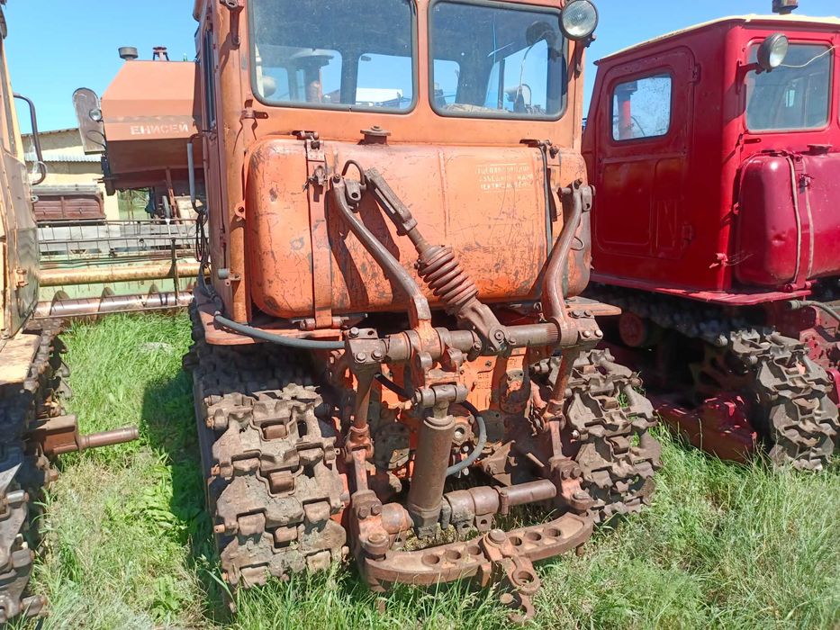 Трактор гусеничный