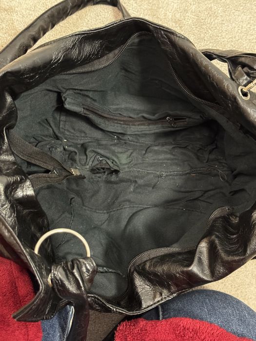 Елегантна,черна дамска чанта с лачен ефект