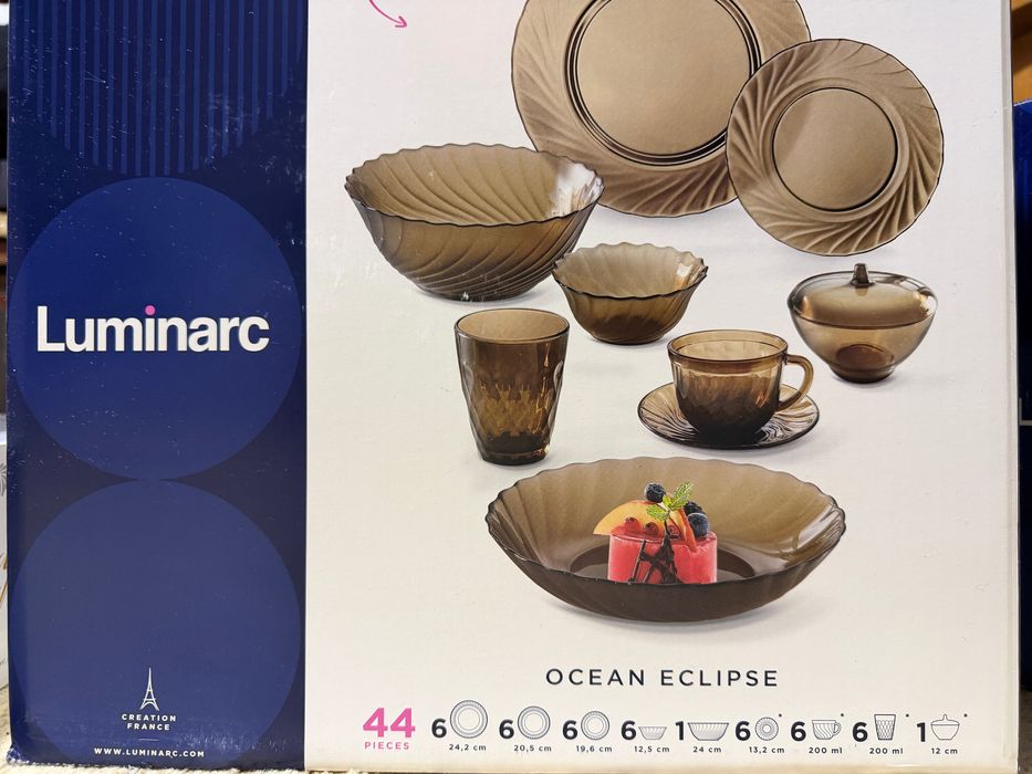 Столовая посуда и графин.