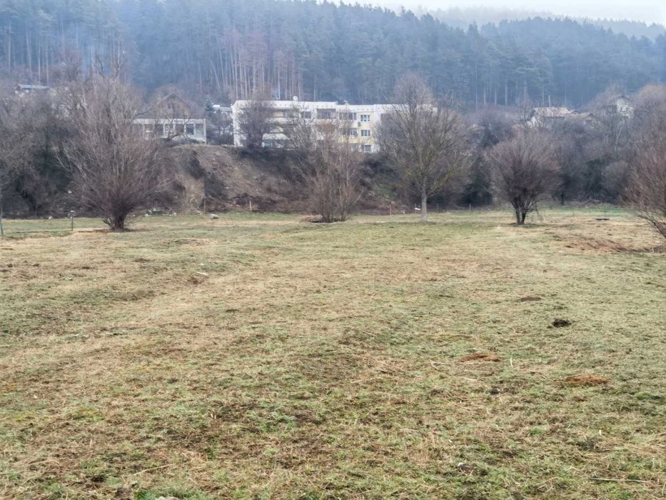 Продавам земеделска земя, находяща се в Центъра на село Искрец.