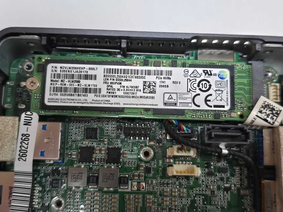 Mini PC Intel NUC NUC7i3BNK - Intel Core i3-7100U, SSD 256GB, Fără