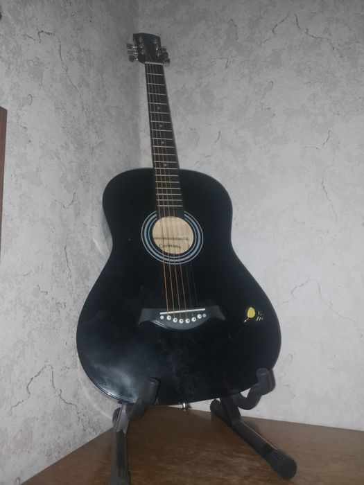 Продам гитару Levinson