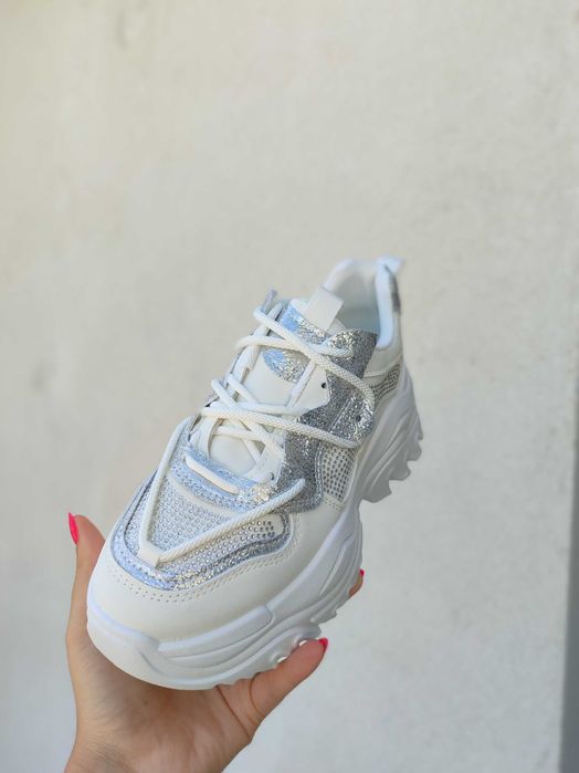 Бели маратонки с камъни