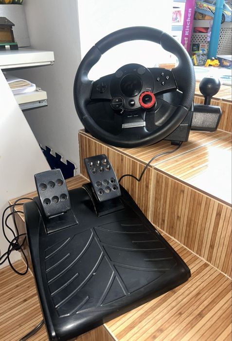 Volan Logitech Driving Force GT cu pedale si schimbator de viteze