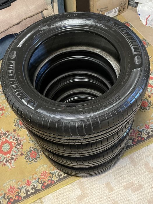 Vand anvelope de vara Michelin intr-o stare buna .