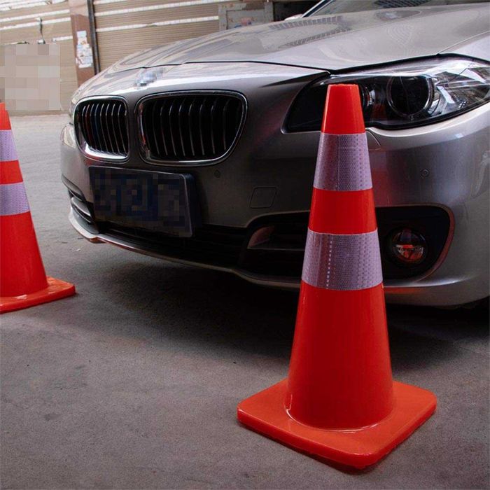 Светлоотразителни конуси паркинг път строителен обект