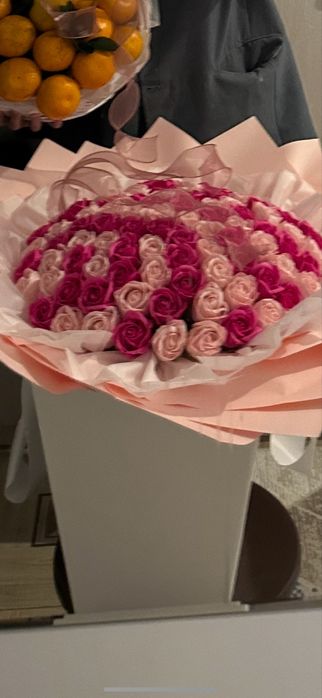 101 роза букет в коробке из мыла и мандарин в корзинке