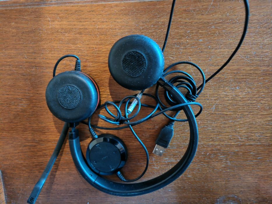 Doua perechi casti Platronics și Jabra. Au microfon și cablu pentru conectare. Recomandat pt uz office.