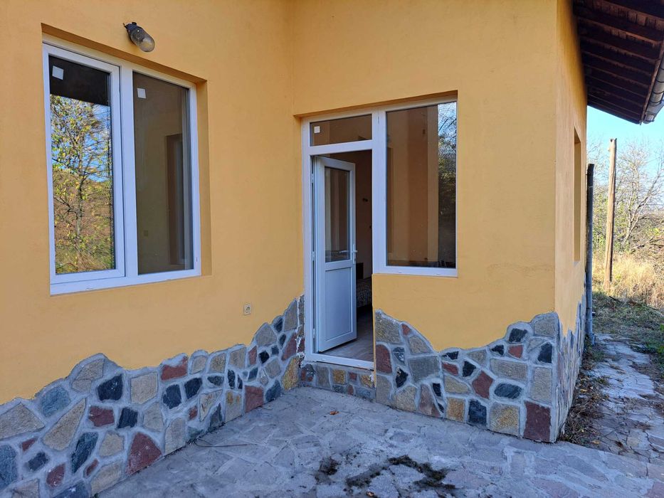 Уютна планинска вила  с голям двор в живописното село Лесидрен, перфектна за отдих