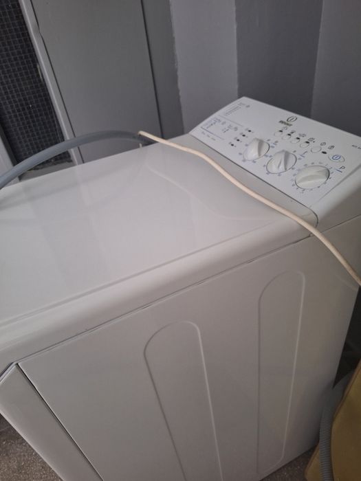 Indesit  пералня с горно зареждане