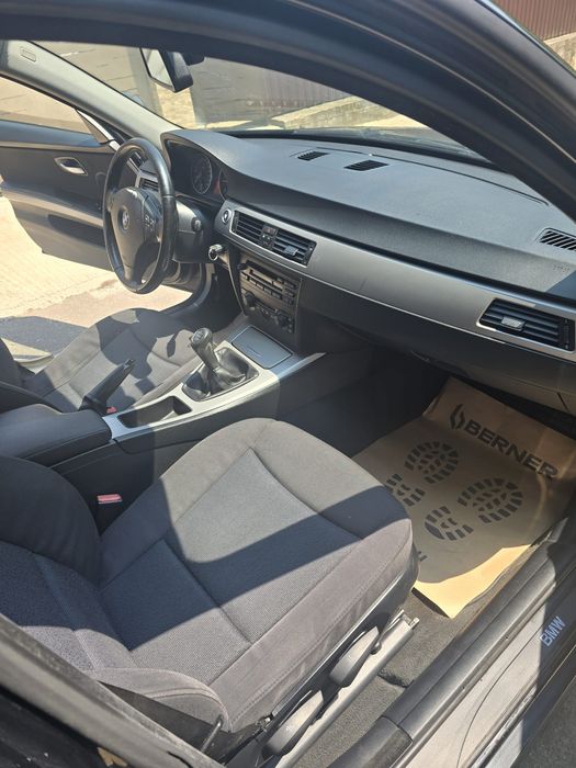 E - 90 / 2006 Mașina funcționează impecabil.