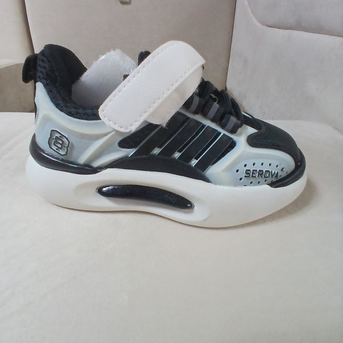 Кроссовки детские.