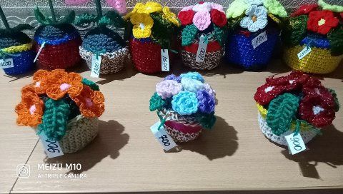 Продам вязаные цветы в горшочке