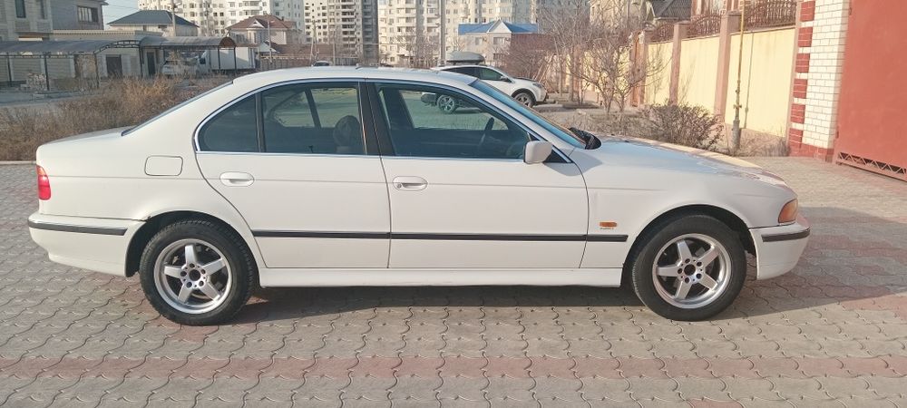 Продам машину БМВ 523