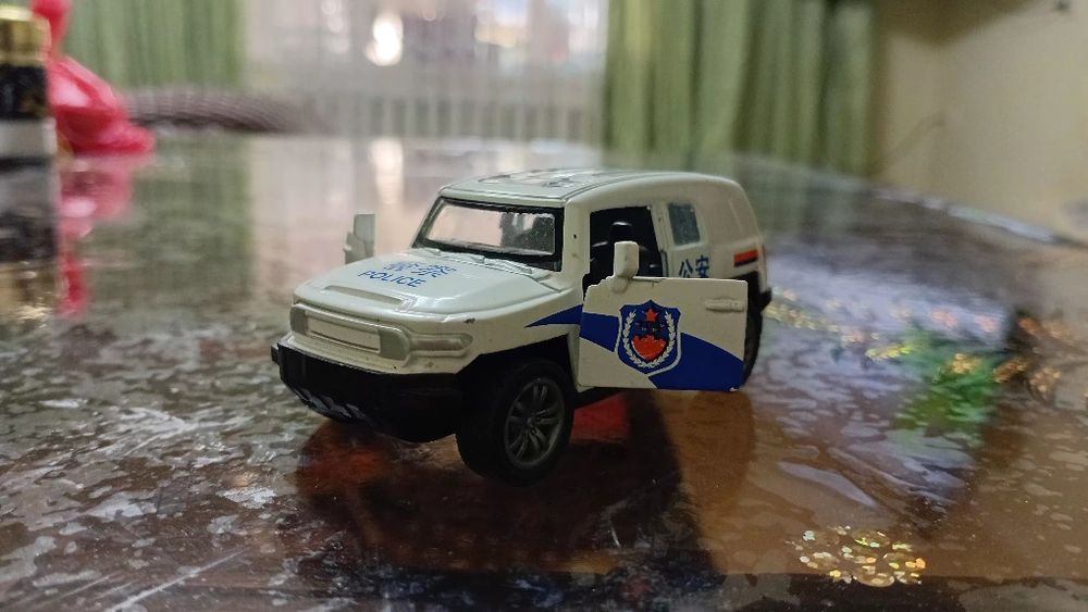 Металлическая полицейская машинка — Jeep / Toyota FJ Cruiser 1:32