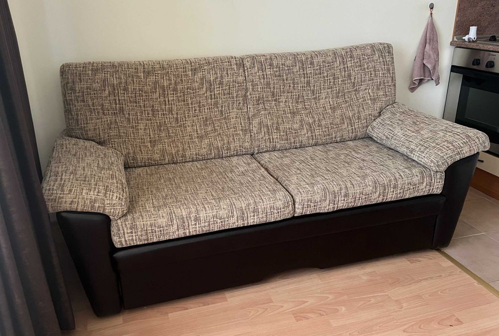 Кожен диван с функция сън