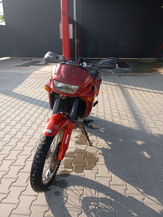 Vând Aprilia pegaso 650, motor rotax 650cmc  necesita umblat la carburatoare