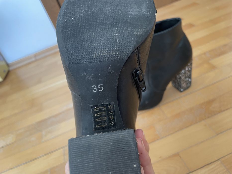 Botine cu toc placat cu paiete, in stare buna